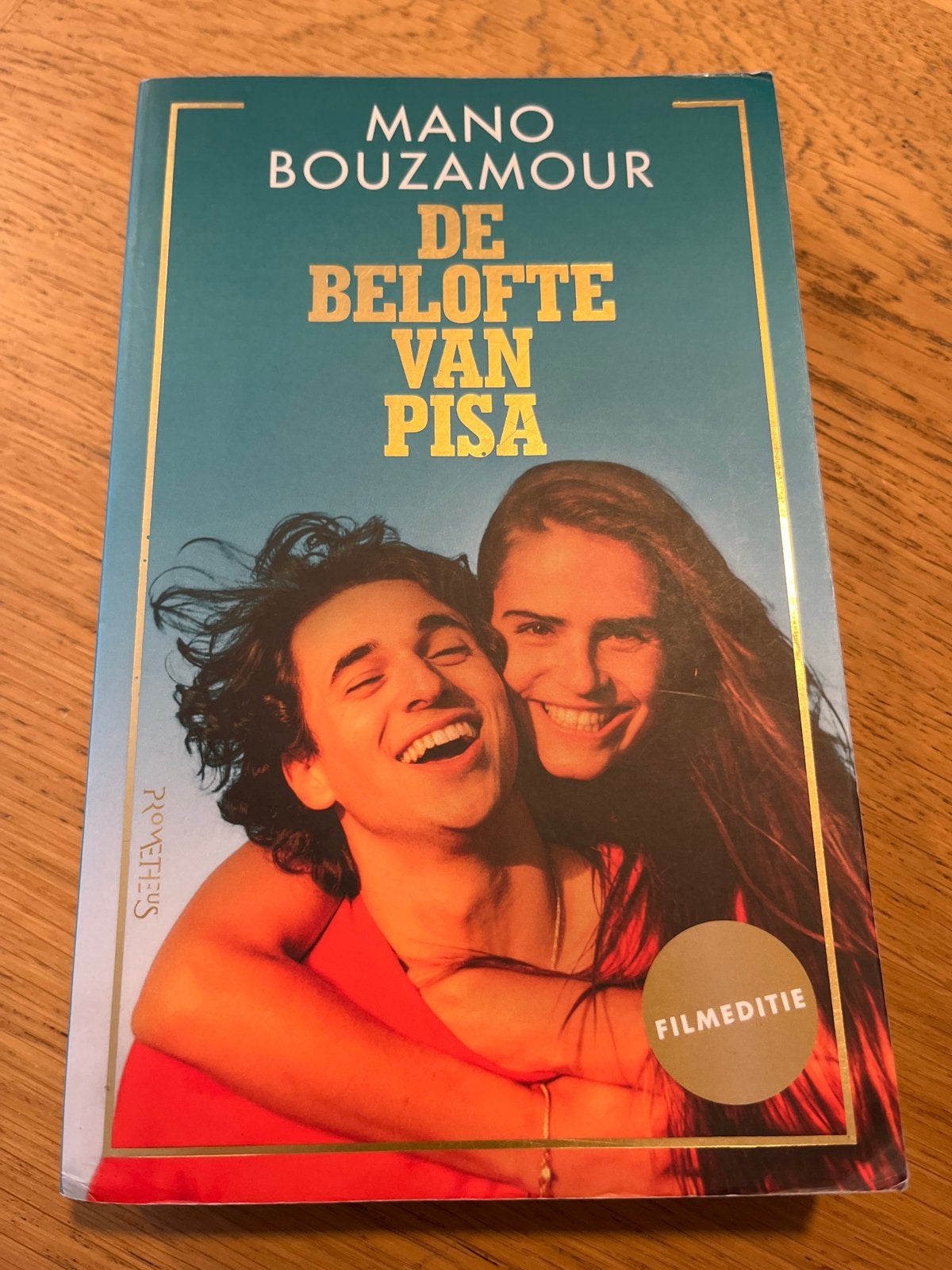 De Belofte van Pisa - Mano Bouzamour (Filmeditie), Boeken, Ophalen of Verzenden, Zo goed als nieuw, Nederland