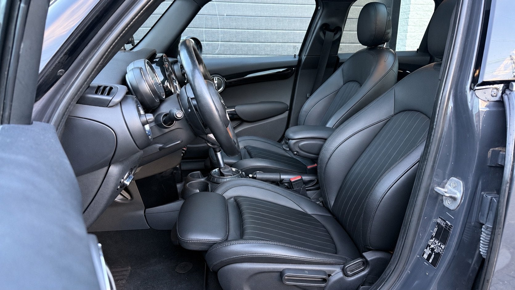 Mini 5-Deurs MINI Cooper S 2.0 Chili | Aut. | Pano | Yours L, Auto's, Gebruikt, Zwart, Leder, Bedrijf