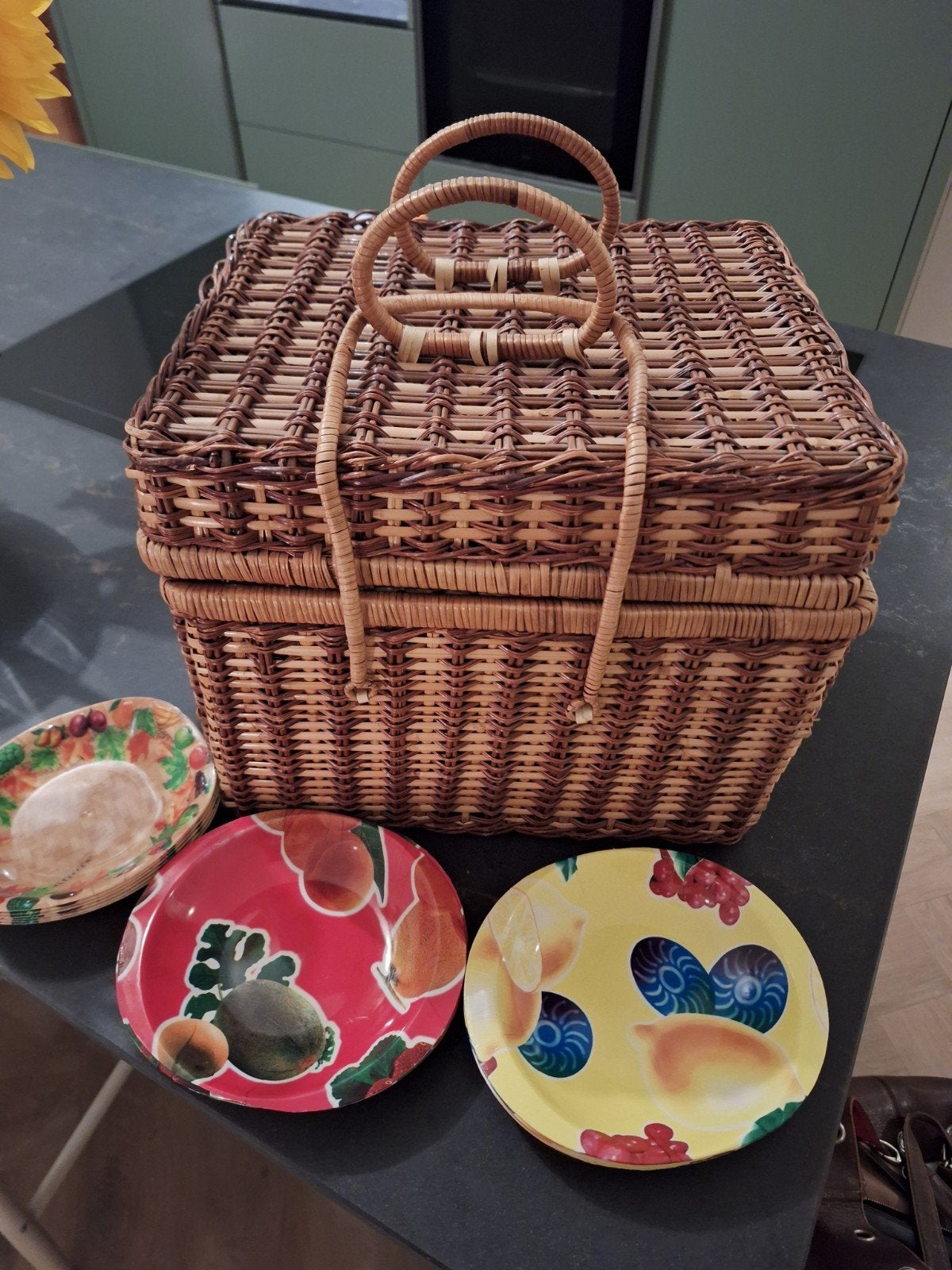 Picknickmand met servies - Fruitig design, Huis en Inrichting, Overige materialen, Gebruikt, Ophalen of Verzenden, Schaal of Schalen