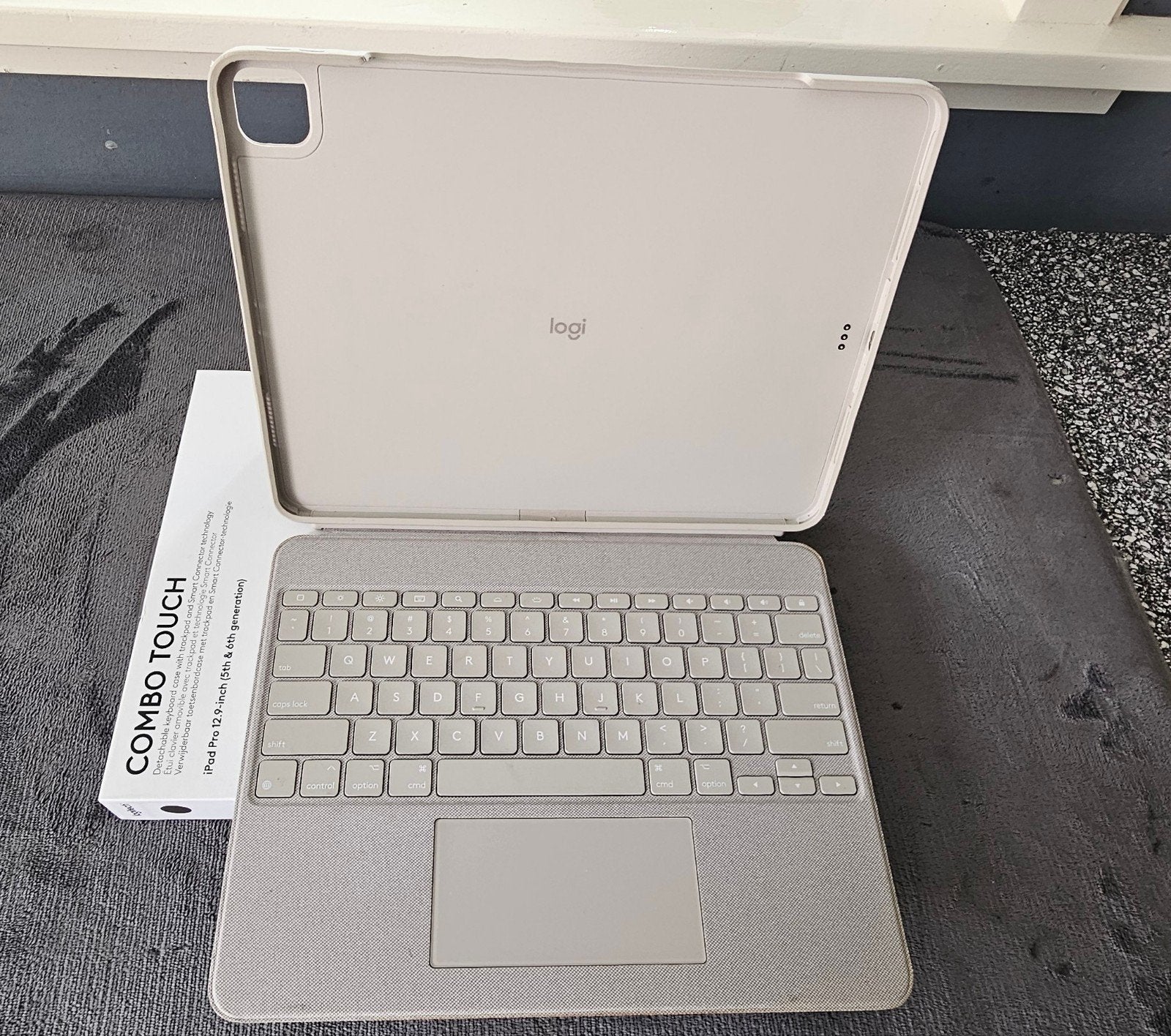 Logitech Combo Touch iPad Pro 12.9-inch (5e/6e generatie), Computers en Software, Apple iPads, Apple iPad, 12 inch, Grijs, Ophalen of Verzenden