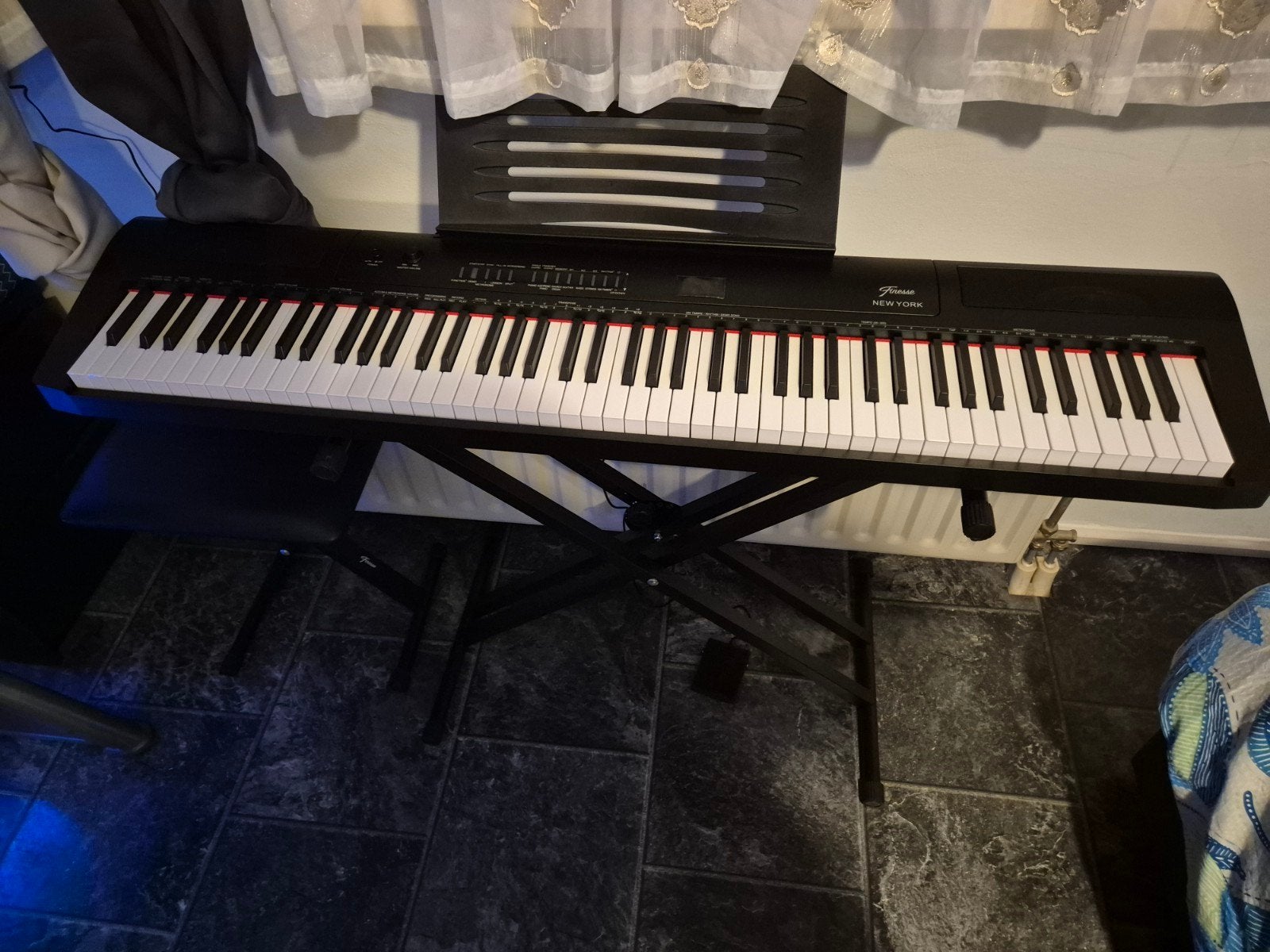Foto 3 van gewogen Piano met Sustain Pedaal, koptelefoon en Standaard