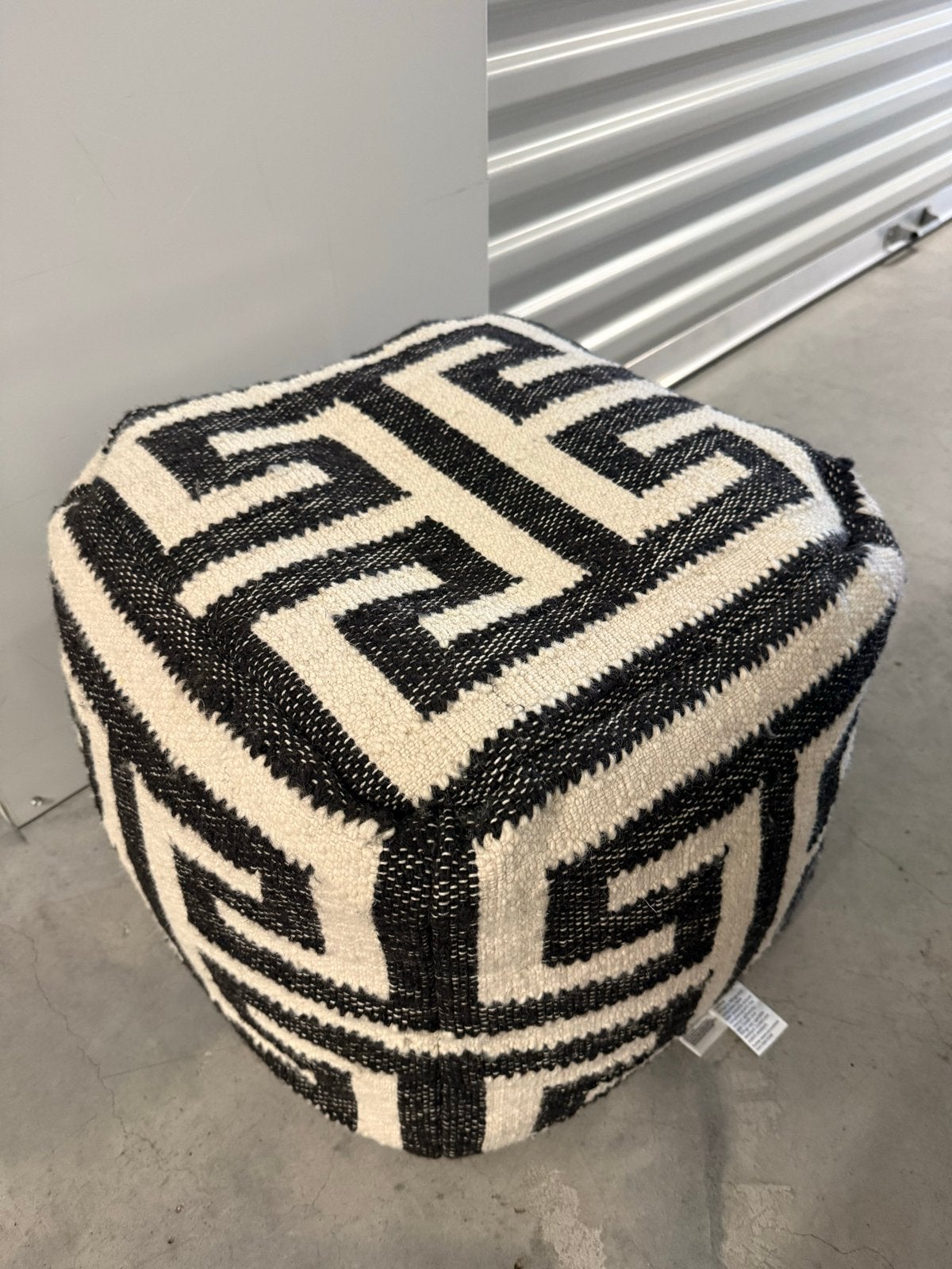H&M Home Poef Zwart Wit Geometrisch, Ophalen, Minder dan 50 cm, Vierkant, Zo goed als nieuw
