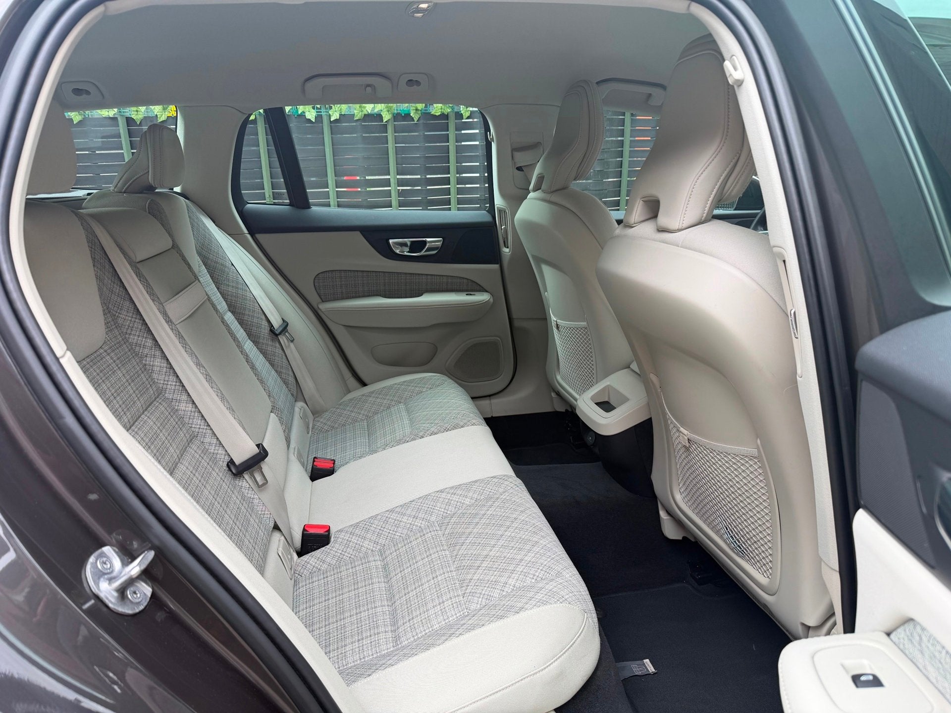Foto 13 van Volvo V60 2.0 B3 Essential grijs 2022 1EIG|LED|NAVI|NAP