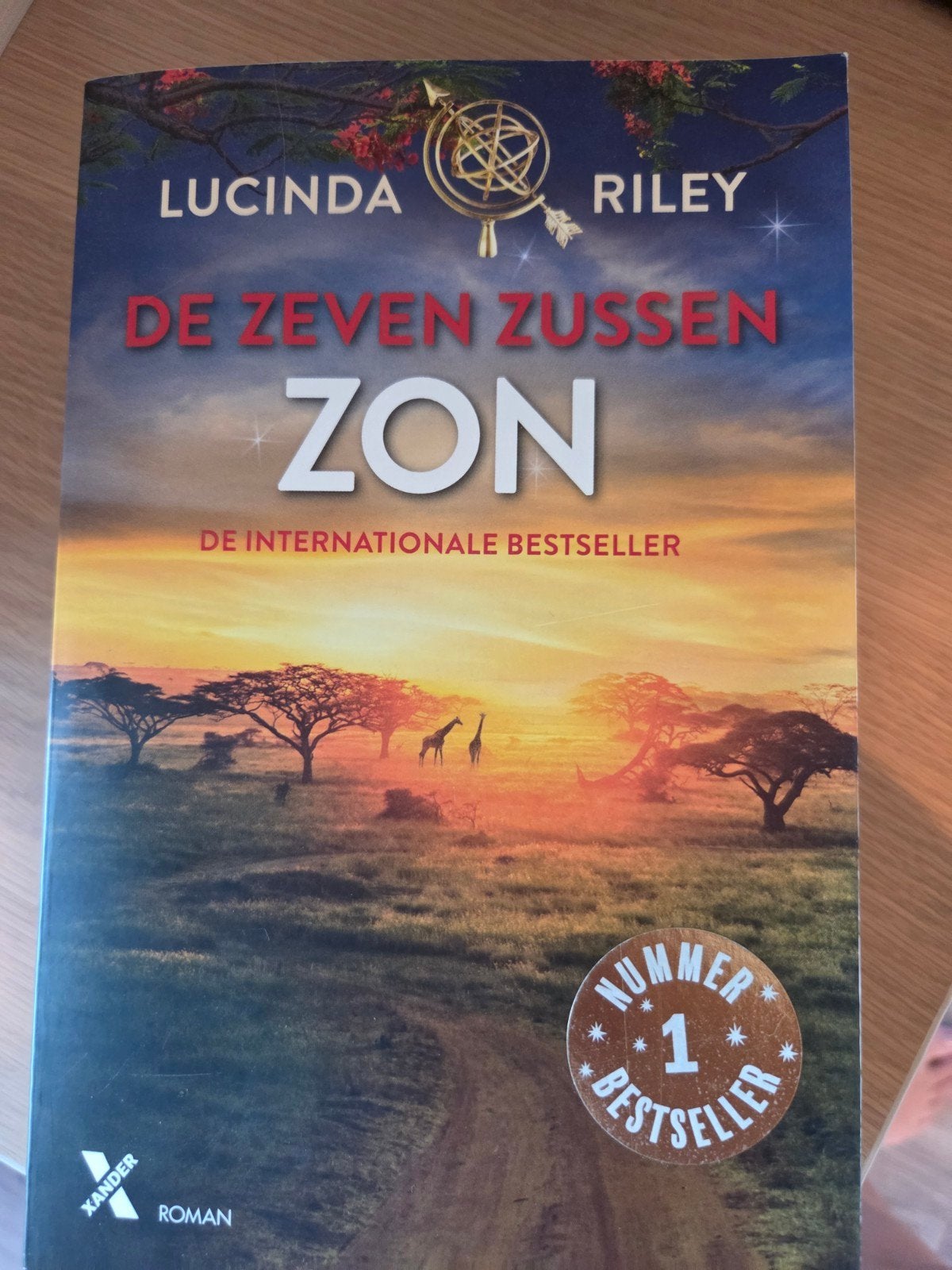 De Zeven Zussen: Zon - Lucinda Riley (Paperback), Boeken, Ophalen of Verzenden, Gelezen, Lucinda Riley, Europa overig