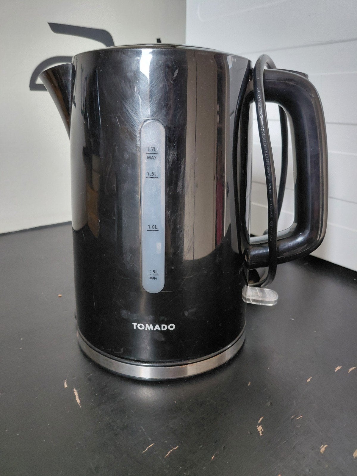Tomado Waterkoker Zwart 1.7L - Gebruikt, Witgoed en Apparatuur, Waterkokers, 1 tot 2 liter, Ophalen of Verzenden, Gebruikt, Draadloos