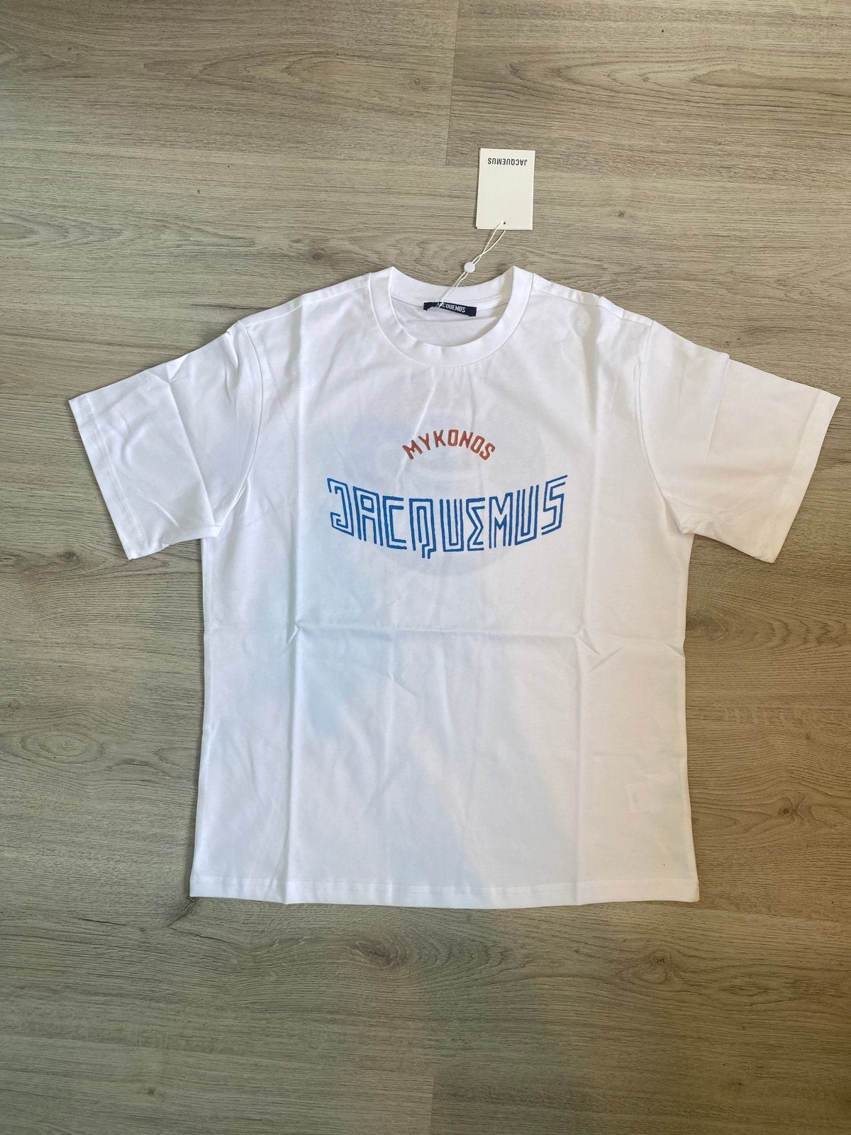 Jacquemus Mykonos T-shirt Wit - Nieuw met label, Ophalen of Verzenden, Nieuw, Maat 52/54 (L), Wit