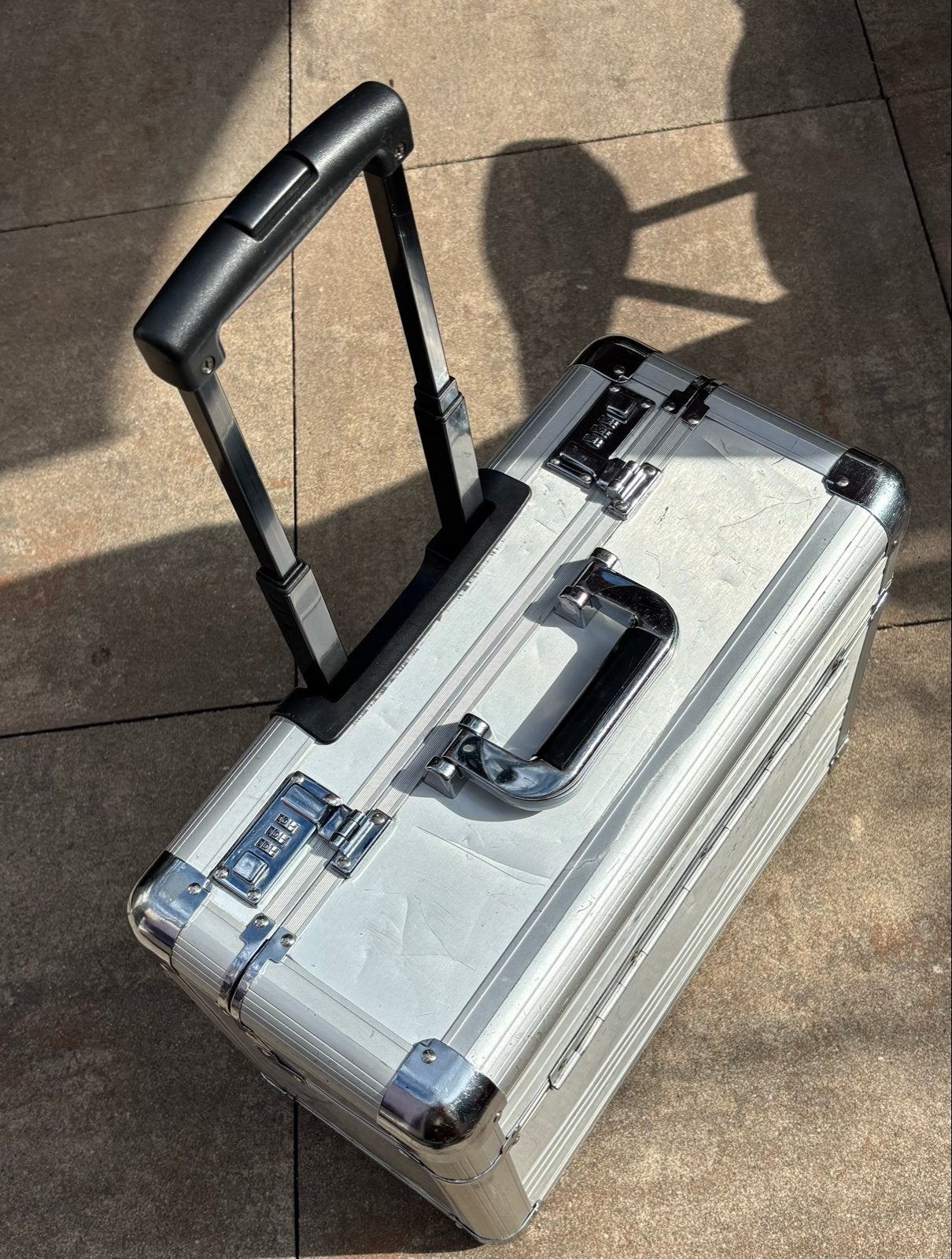 Aluminium koffer met uitschuifbare handgreep en wieltjes, Gebruikt, 50 tot 60 cm, Slot, Ophalen of Verzenden