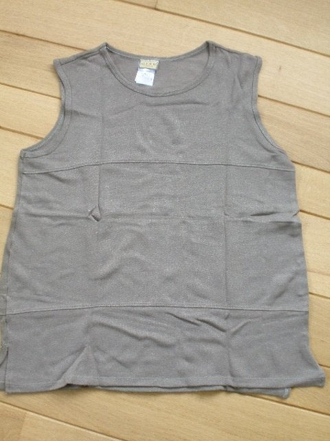 GINA top kaki groen maat S, Kleding | Dames, Tops, Zo goed als nieuw, Maat 38/40 (M), Groen, Zonder mouw, Ophalen of Verzenden