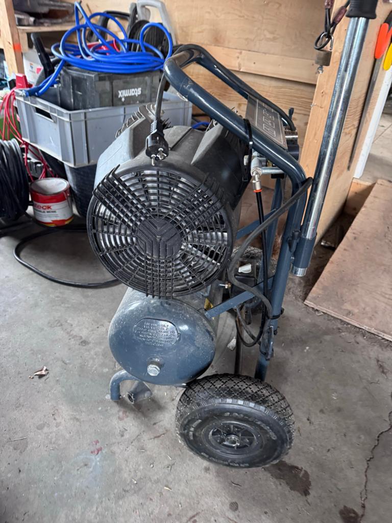 Contimac lucht compressor met twee aansluitingen., Doe-het-zelf en Verbouw, Compressors, Minder dan 25 liter, Ophalen, Minder dan 200 liter/min