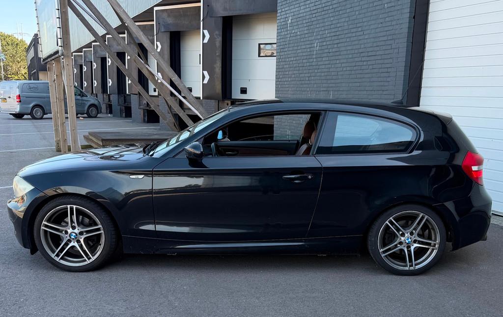 BMW 1-serie 120i High Executive M-PAKKET/LEDER/XENON/VOLO-H, 1-Serie, Achterwielaandrijving, 4 cilinders, 4 stoelen