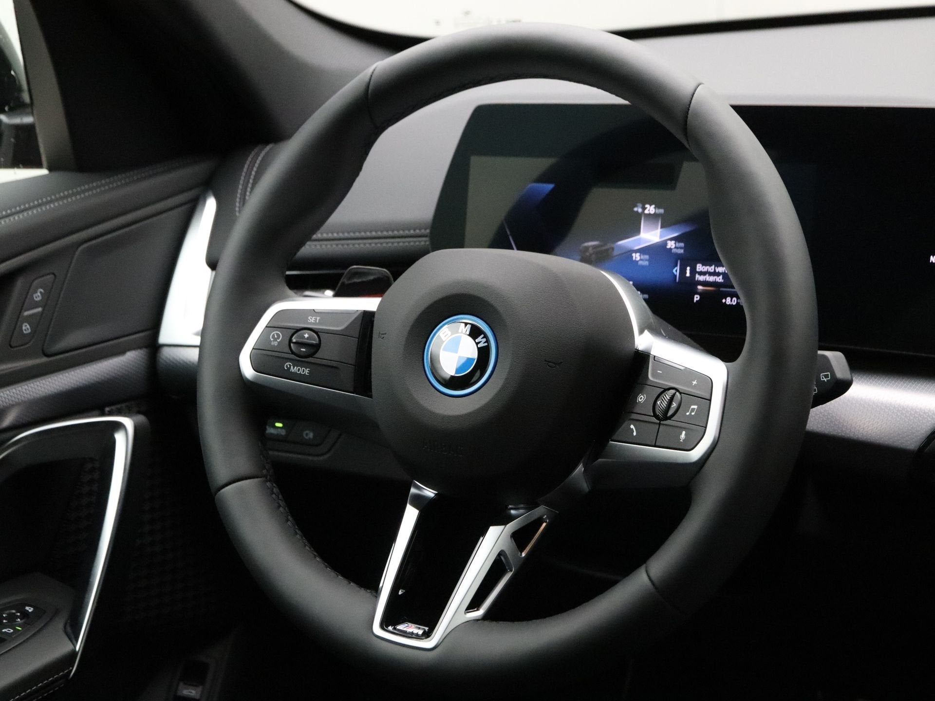 BMW iX1 eDrive20 67 kWh M Sport Pro (bj 2026, automaat), Automatische klimaatregeling, Gebruikt, Met garantie (alle), Zwart