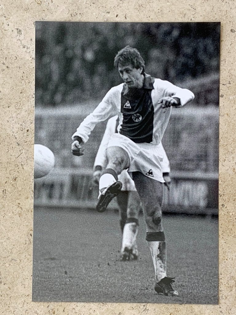 Org. zw/w foto 20x30 cm Johan Cruijff aktie 06/12/1981, Verzenden, Nieuw, Ajax, Poster, Plaatje of Sticker
