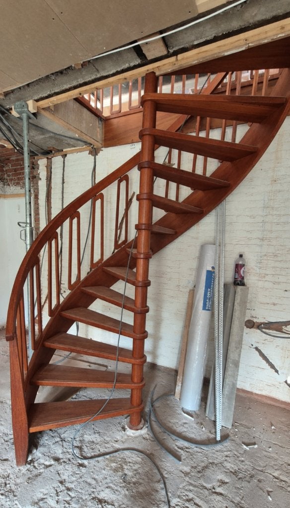Foto 3 van Hardhouten wenteltrap/spiltrap met leuning en balustrade