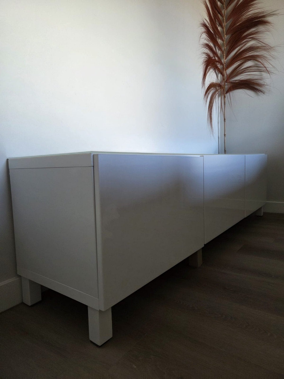 Ikea Besta TV meubel hoogglans wit met poten en glasplaat, Huis en Inrichting, Ophalen, Gebruikt, 150 tot 200 cm, Minder dan 100 cm
