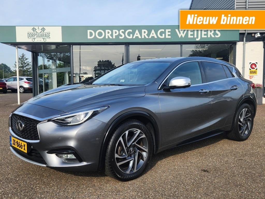 Infiniti Q30 1.6T Premium, Navi, 360camera, Trekhaak, Leder/, Auto's, Verwarmde buitenspiegels, Gebruikt, 4 cilinders, Met garantie (alle)
