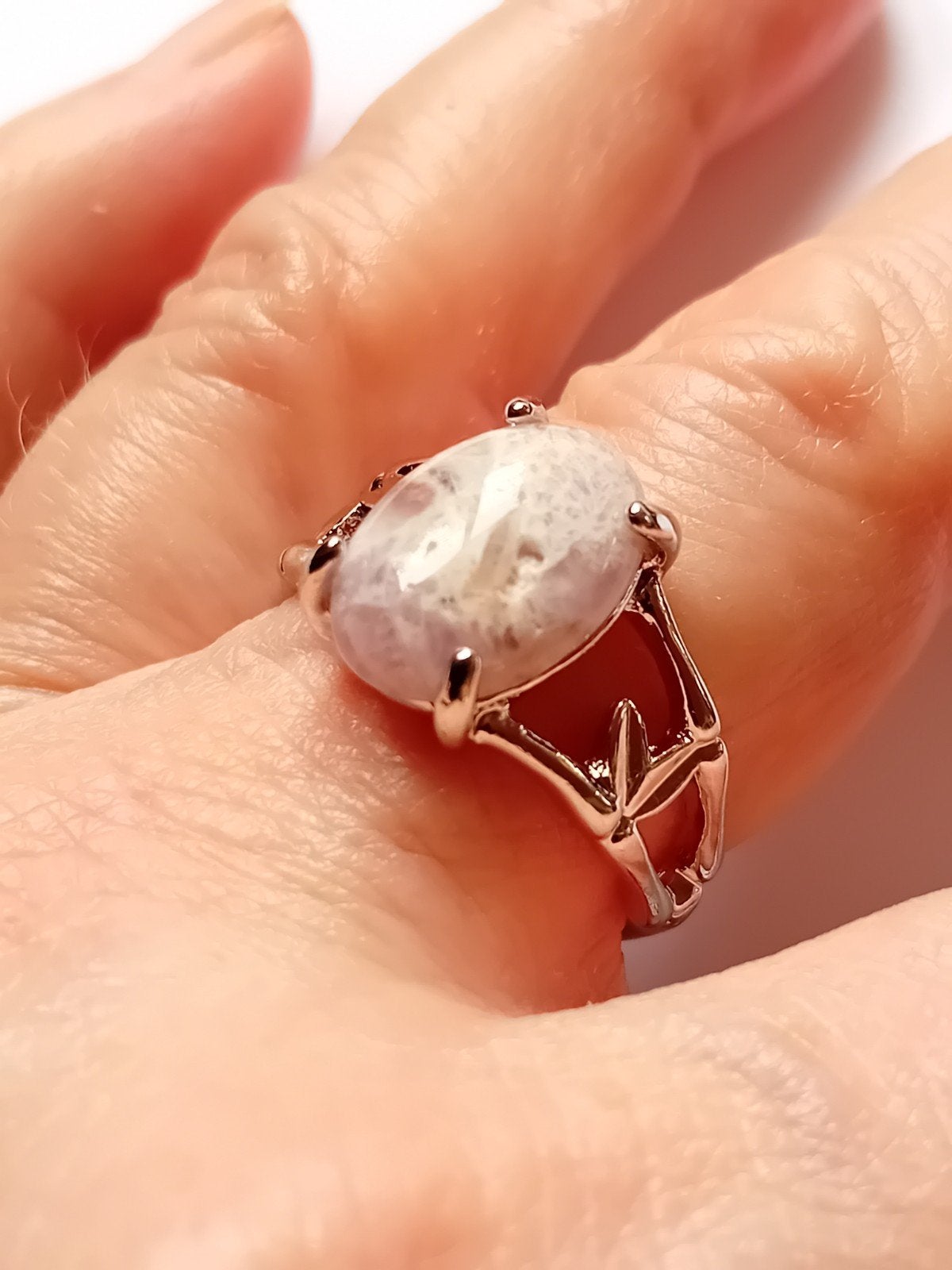 Zilver gekleurd ring met ovale edelsteen, Ophalen of Verzenden, Zo goed als nieuw, 17 tot 18, Met edelsteen