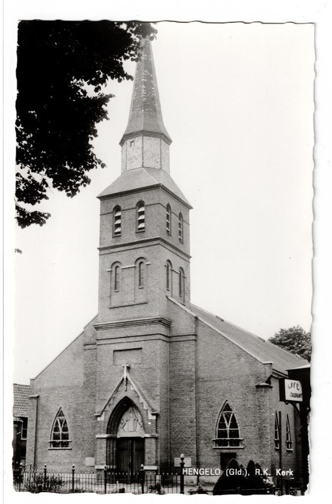 Hengelo (Gld). Fotokaart van de R. K. Kerk., Verzamelen, Ansichtkaarten | Nederland, Ophalen of Verzenden, 1940 tot 1960, Ongelopen