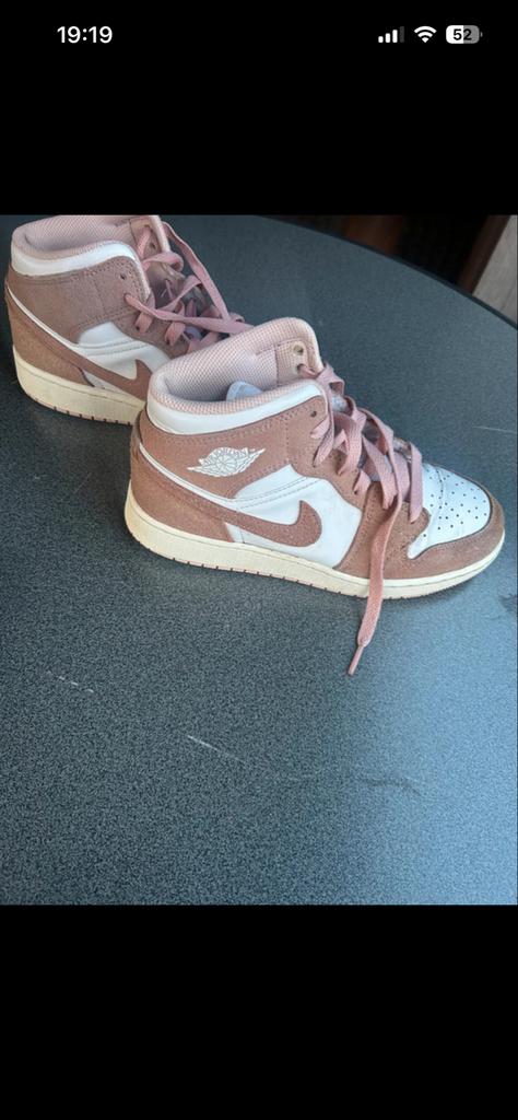 Nike Air Jordan 1 Mid Roze/Wit - Maat 37.5, Kleding | Dames, Schoenen, Ophalen of Verzenden, Zo goed als nieuw, Roze, Sneakers of Gympen