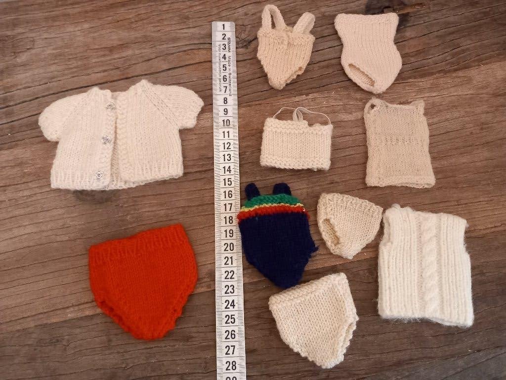 Div, leuke kleine poppenhuis kleertjes 10 stuks. jaren 50., Ophalen of Verzenden, Zo goed als nieuw, Kleertjes