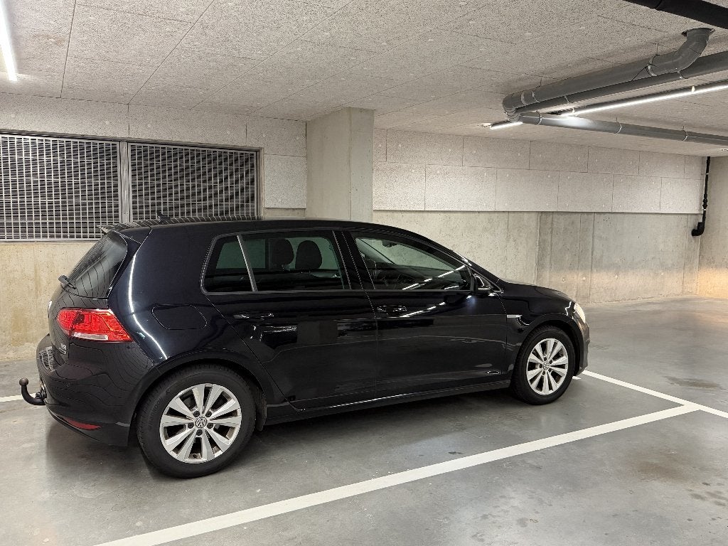 Volkswagen Golf 1.0 TSI 110pk 5D 2017 Zwart, Voorwielaandrijving, Stof, Zwart, 610 kg