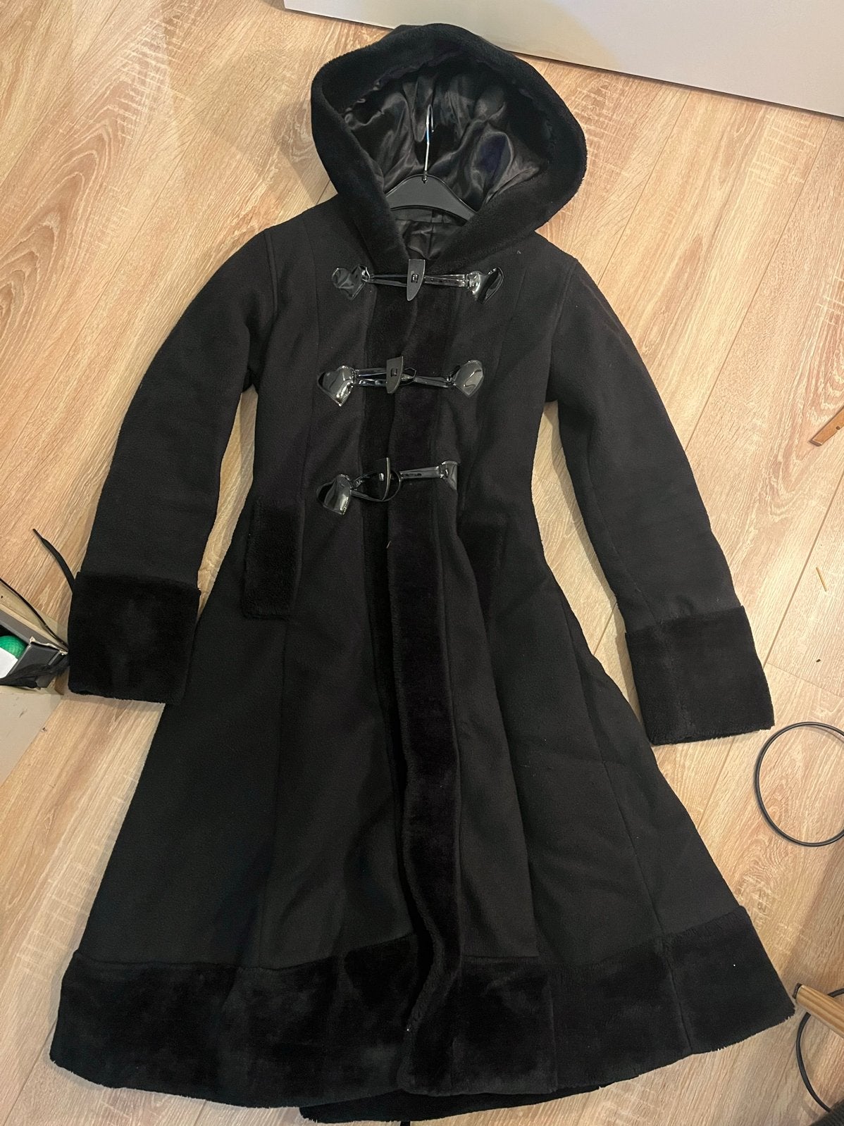 Lange gothic jas, poisen industries, M, Kleding | Dames, Jassen | Winter, Ophalen of Verzenden, Gedragen, Maat 38/40 (M), Zwart
