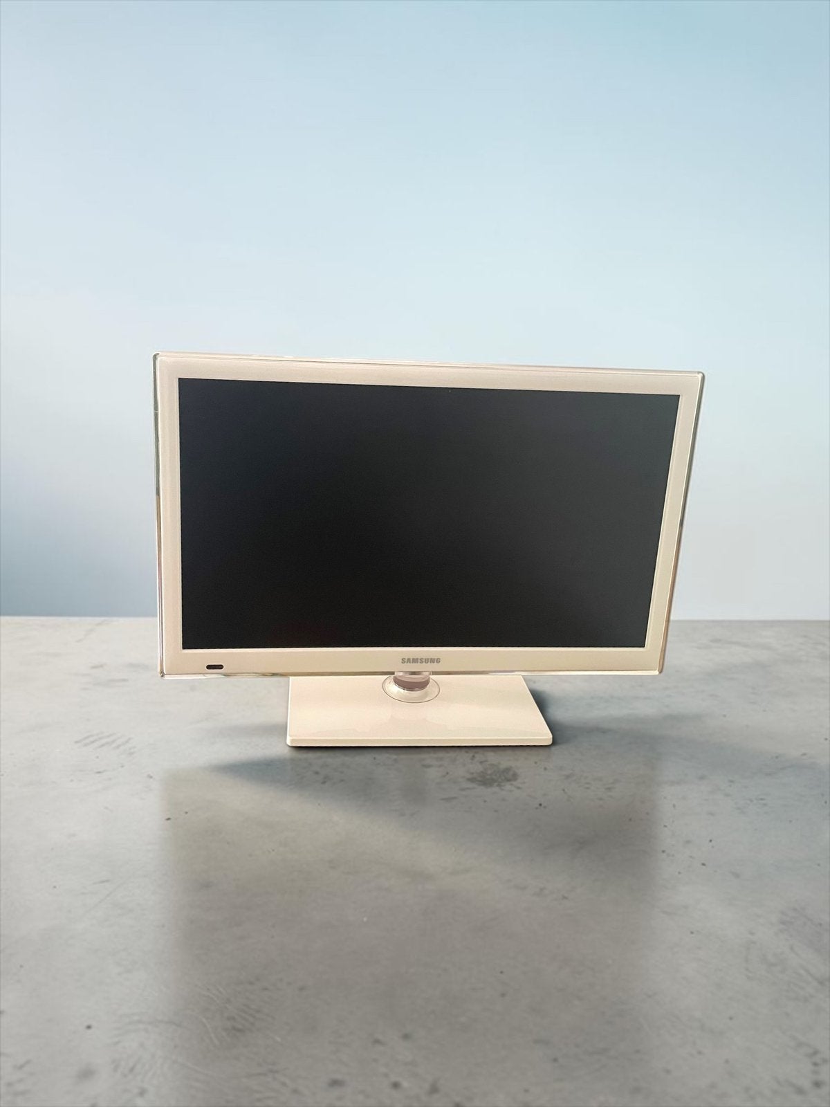 Samsung White Retro Flat Screen TV/Monitor - Compact Display, Computers en Software, Gaming, 3 tot 5 ms, Verzenden, Ingebouwde speakers