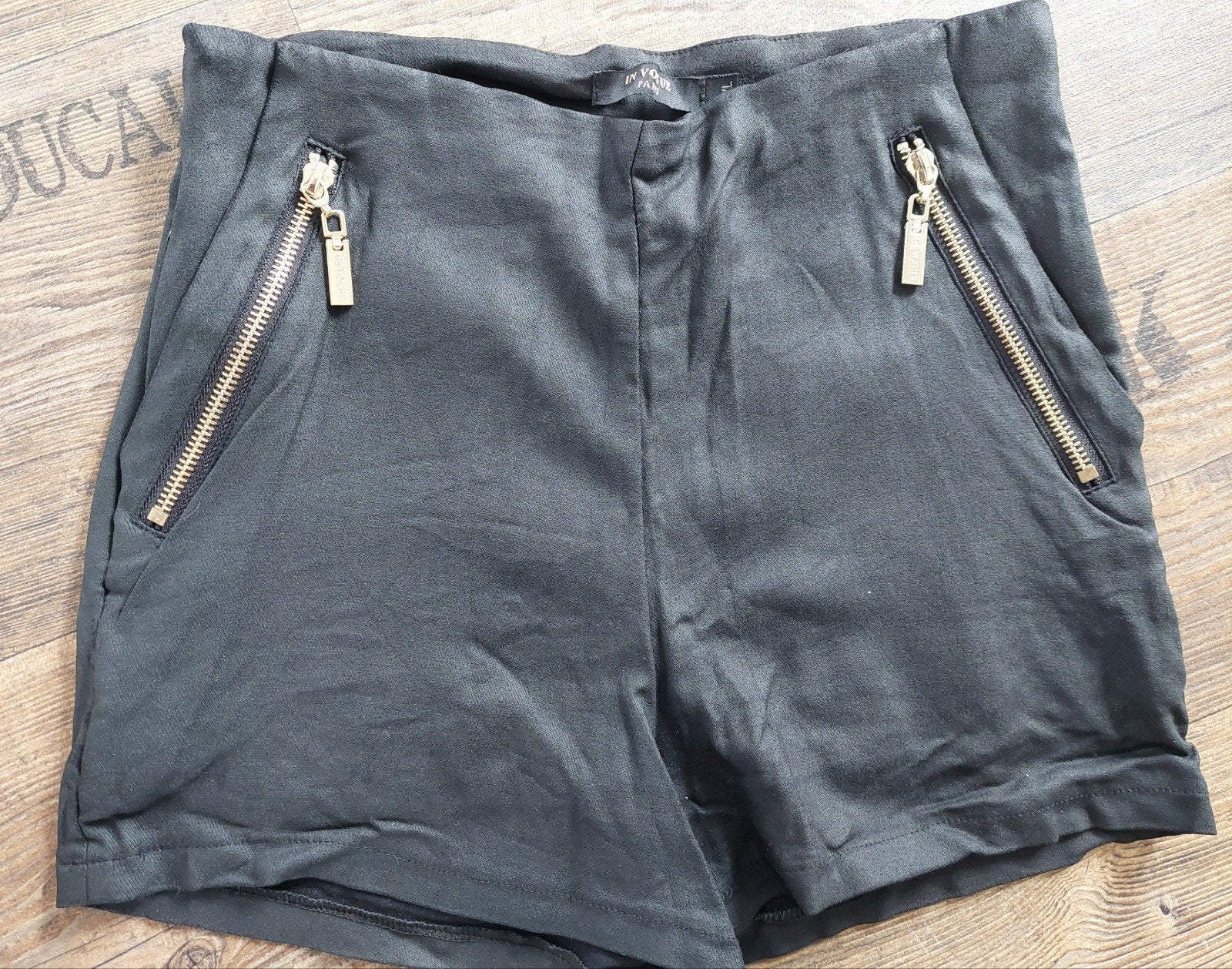 Zwarte shorts met gouden ritsen - In Vogue Paris, Maat 38/40 (M), Kort, Zwart, Ophalen of Verzenden
