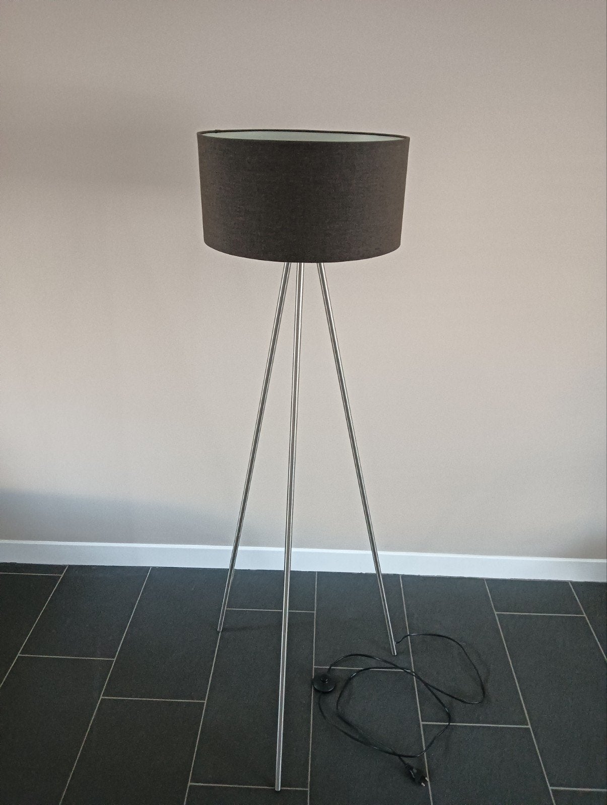 Mooie vloerlamp met driepoot 150 cm hoog met donkere kap, Ophalen, Gebruikt, 100 tot 150 cm, E27 (groot)