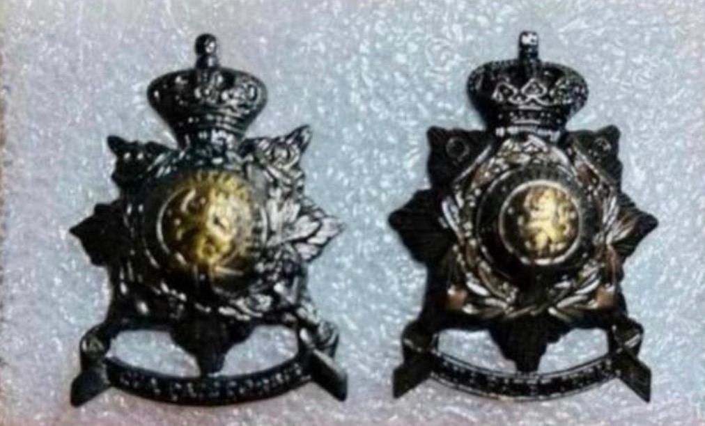 Korps Mariniers Setje Kraagemblemen Torre, Verzamelen, Verzenden, Marine, Nederland, Embleem of Badge