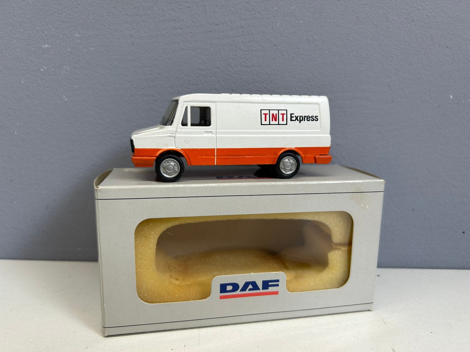 Lion toys car Daf 400 TNT EXPRESS MIB, Ophalen of Verzenden, Nieuw, Bus of Vrachtwagen, Lion Toys