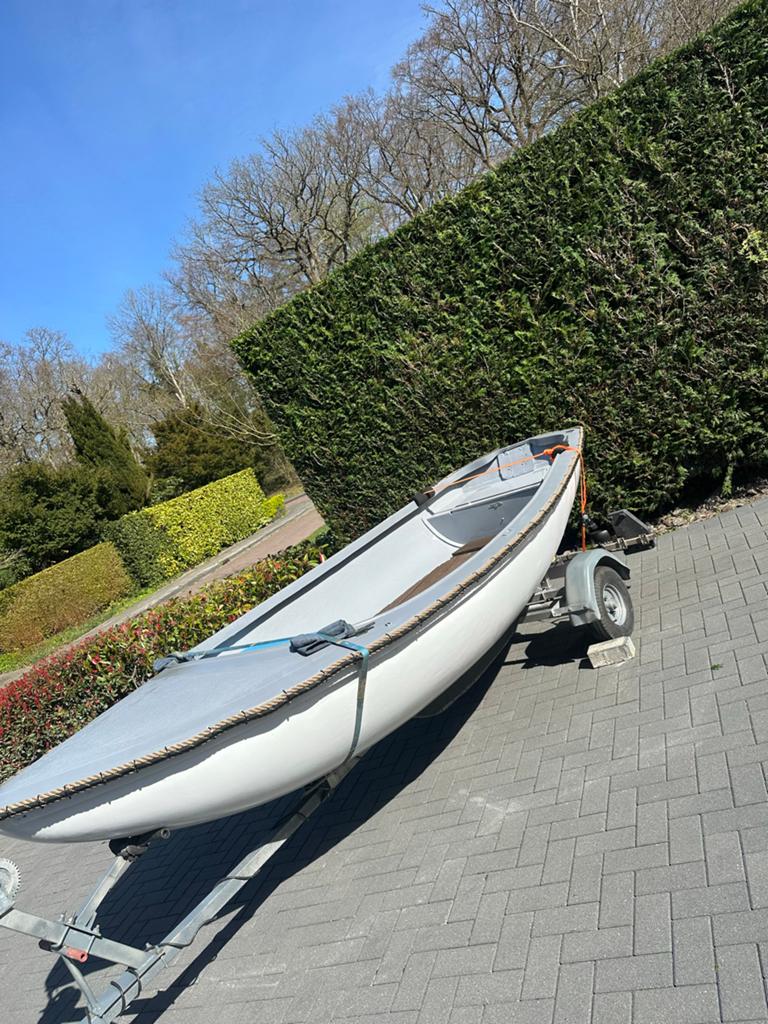 Leuke boot met trailer, Watersport en Boten, Roeiboten, Ophalen, Gebruikt, Polyester, Met trailer