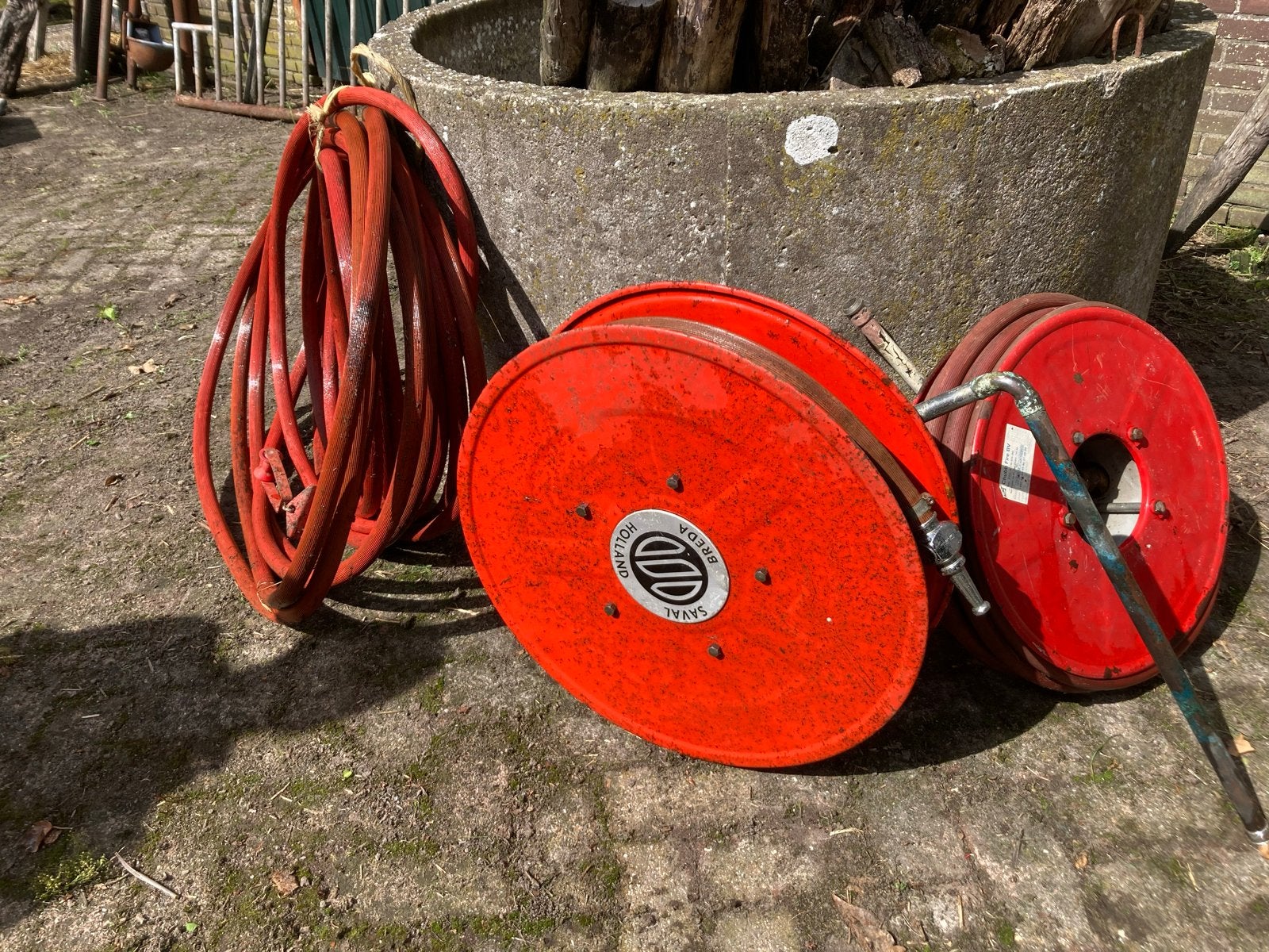 Diverse brandslangen en haspels met slang en spuitmond, Ophalen, Gebruikt