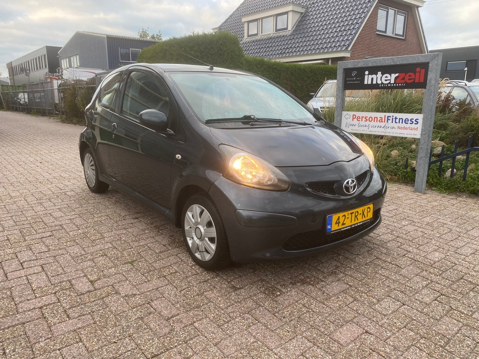 Toyota Aygo 1.0 12V Vvt-i 3DRS MMT 2007 Grijs, Auto's, Voorwielaandrijving, Euro 5, Stof, Zwart