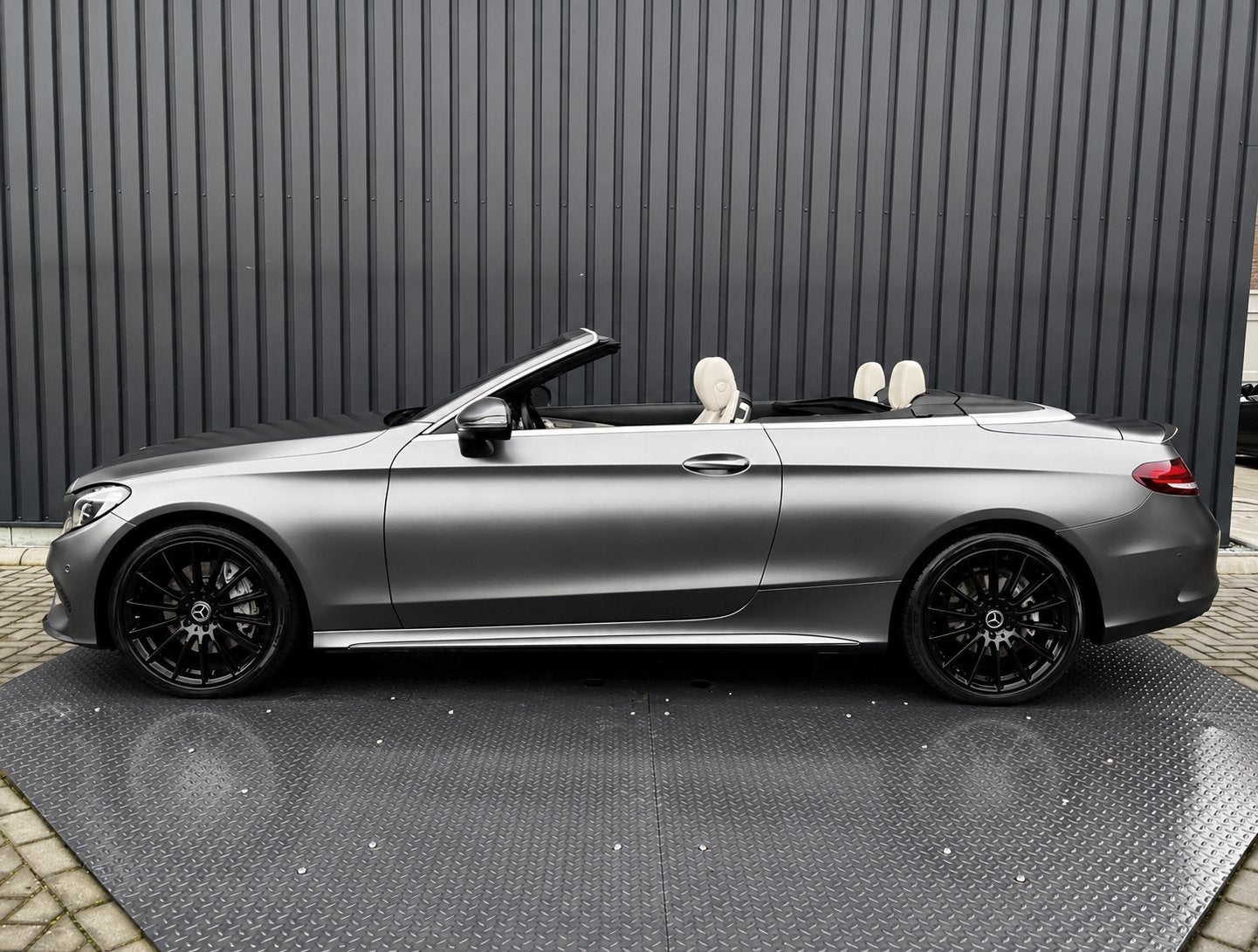 Mercedes-Benz C-Klasse C250 211pk 9G-TRONIC 2017 Grijs, Auto's, Mercedes-Benz, Automaat, 1800 kg, Beige, 4 cilinders