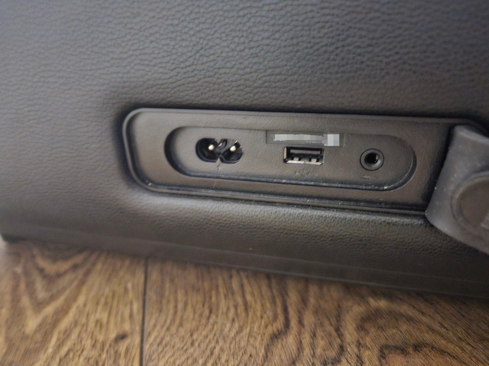 Foto 7 van JBL Partybox On-The-Go met microfoon en accessoires