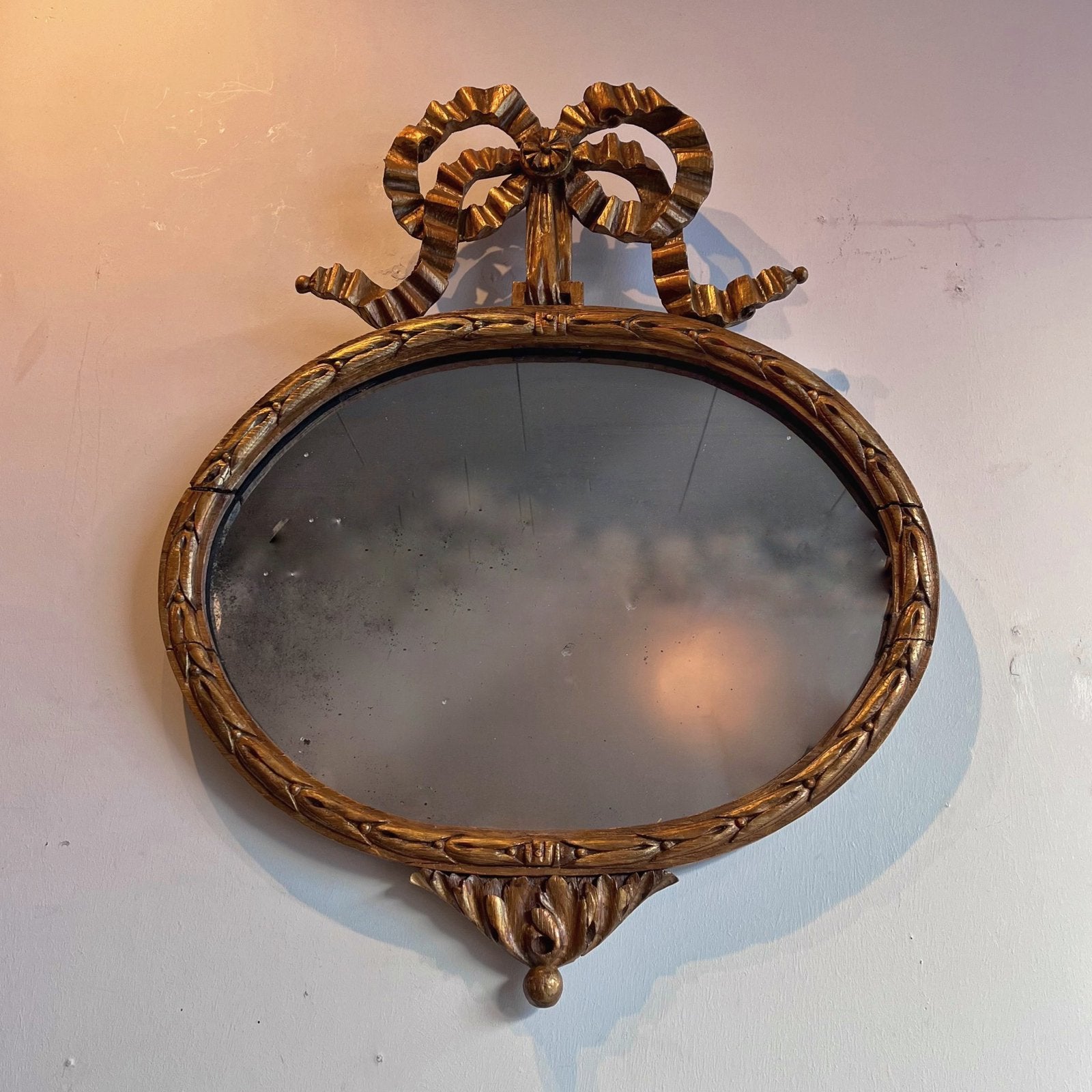 Antiek Ovale gouden spiegel met strikmotief – vintage, Ophalen, Ovaal, Minder dan 50 cm