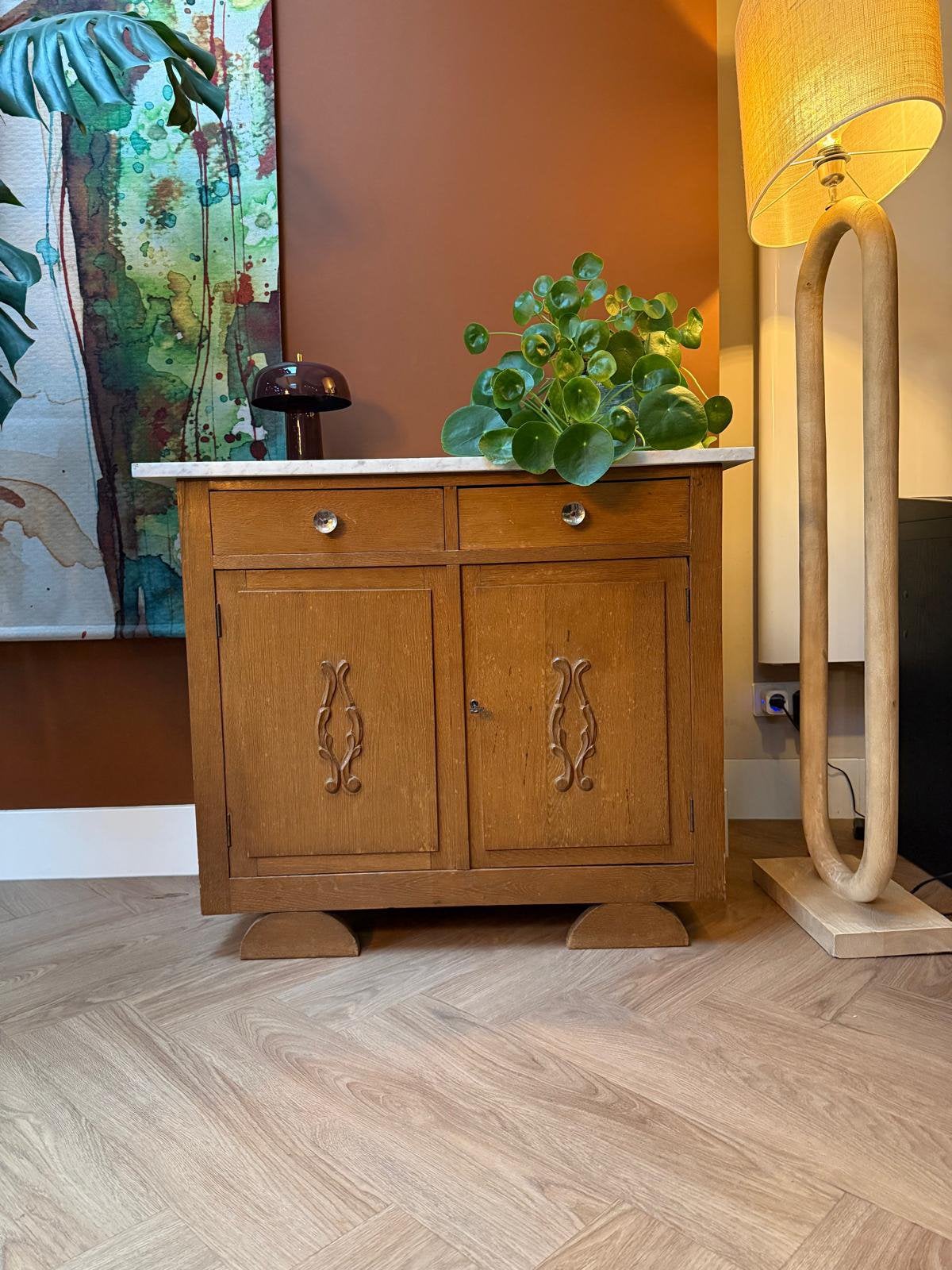 Vintage kast met sierlijke details en marmeren blad, Huis en Inrichting, Ophalen, Zo goed als nieuw, 25 tot 50 cm, 50 tot 100 cm