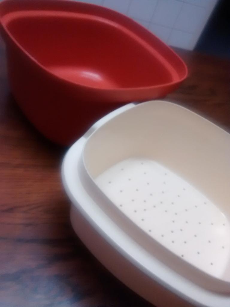Tupperware servalier serveerschaal, Ophalen of Verzenden, Zo goed als nieuw, Rood, Schaal