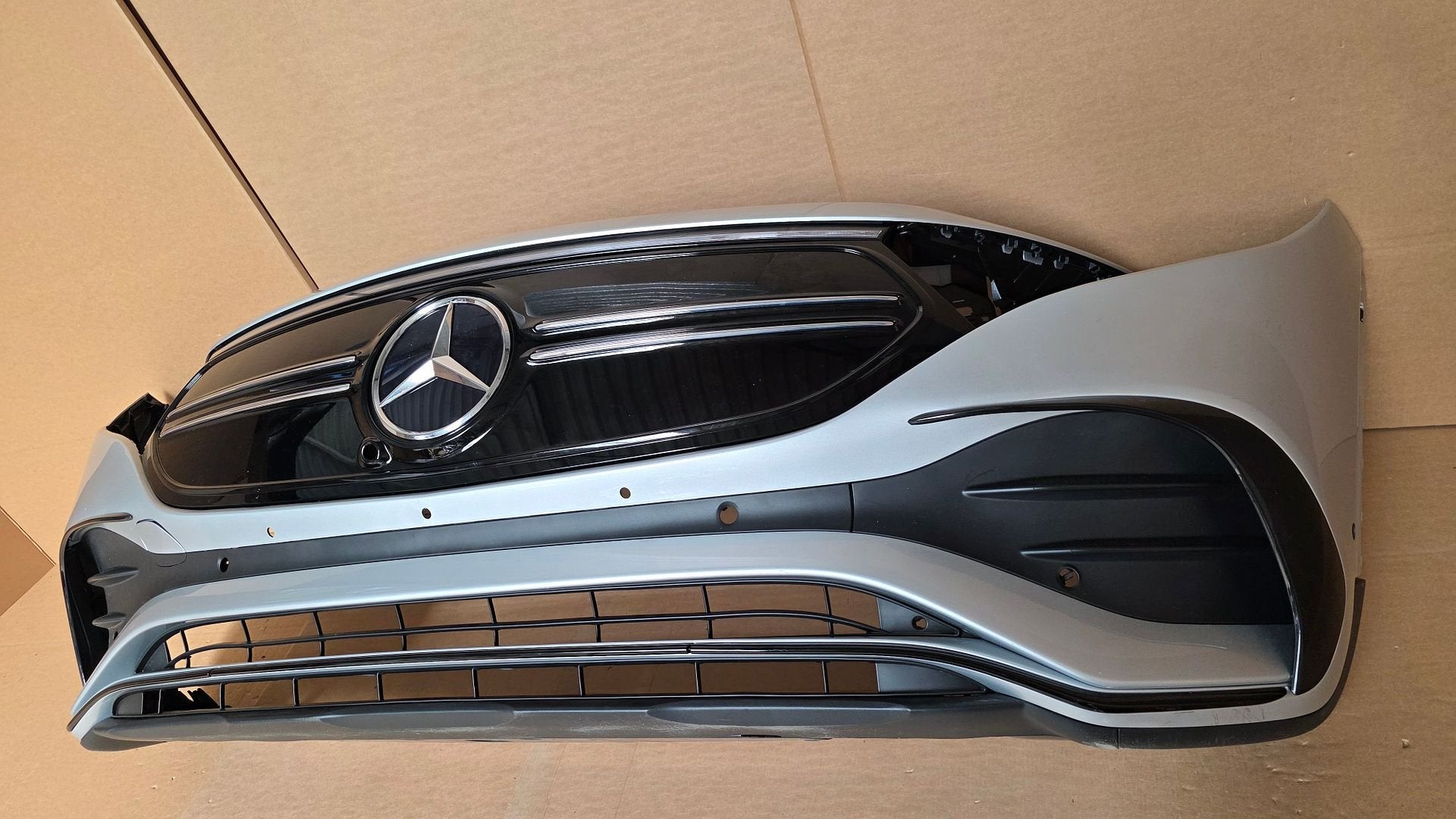 Voorbumper Mercedes EQB AMG H243 A2438850002 Compleet 6xPDC, Gebruikt, -, Voor, Ophalen of Verzenden