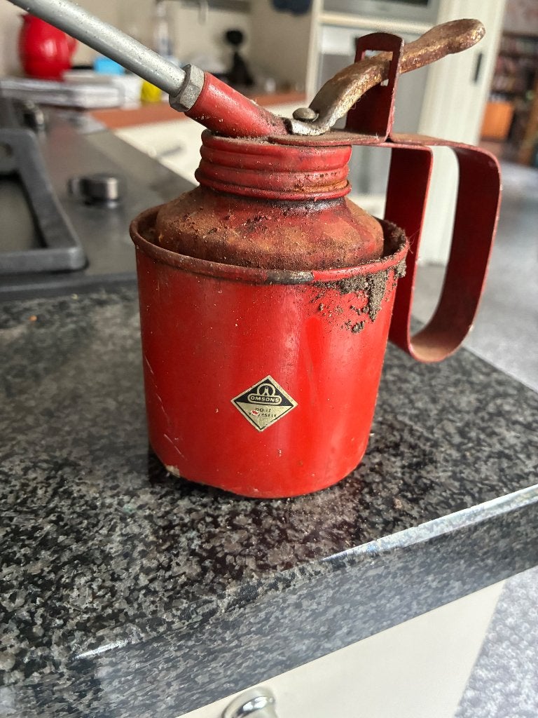 Vintage rood oliekannetje, Ophalen