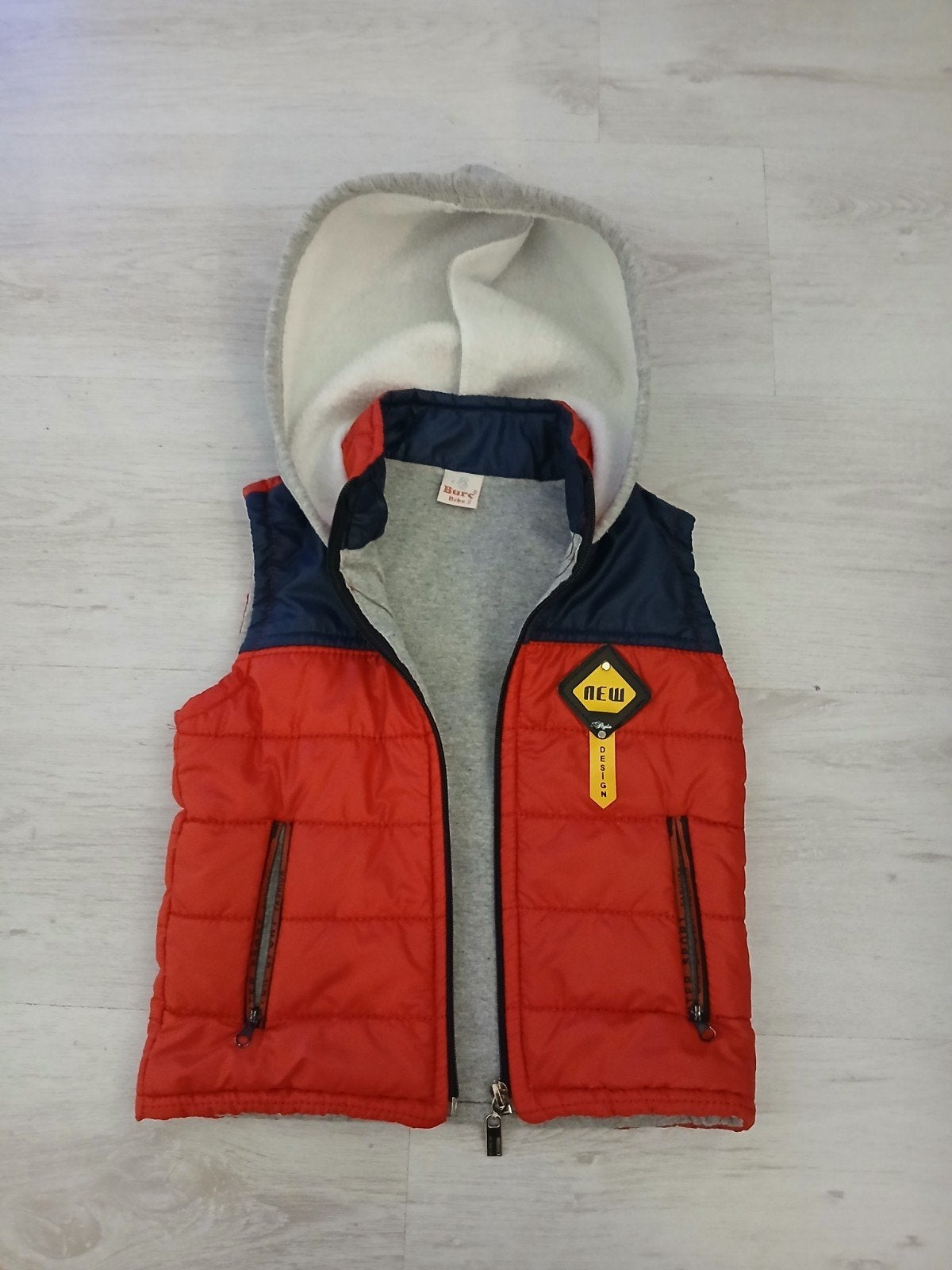 Bodywarmer voor Jongens - Rood met Capuchon, Ophalen of Verzenden, Zo goed als nieuw, Jongen