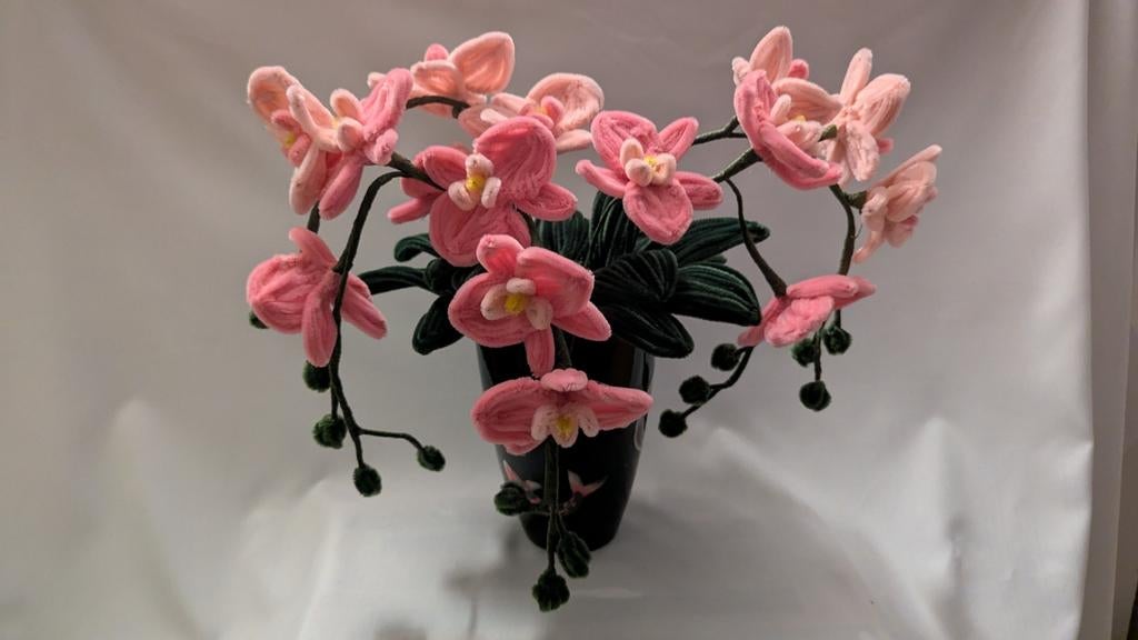 Orchidee van chenilledraad in koi vaas, Ophalen of Verzenden, Zo goed als nieuw