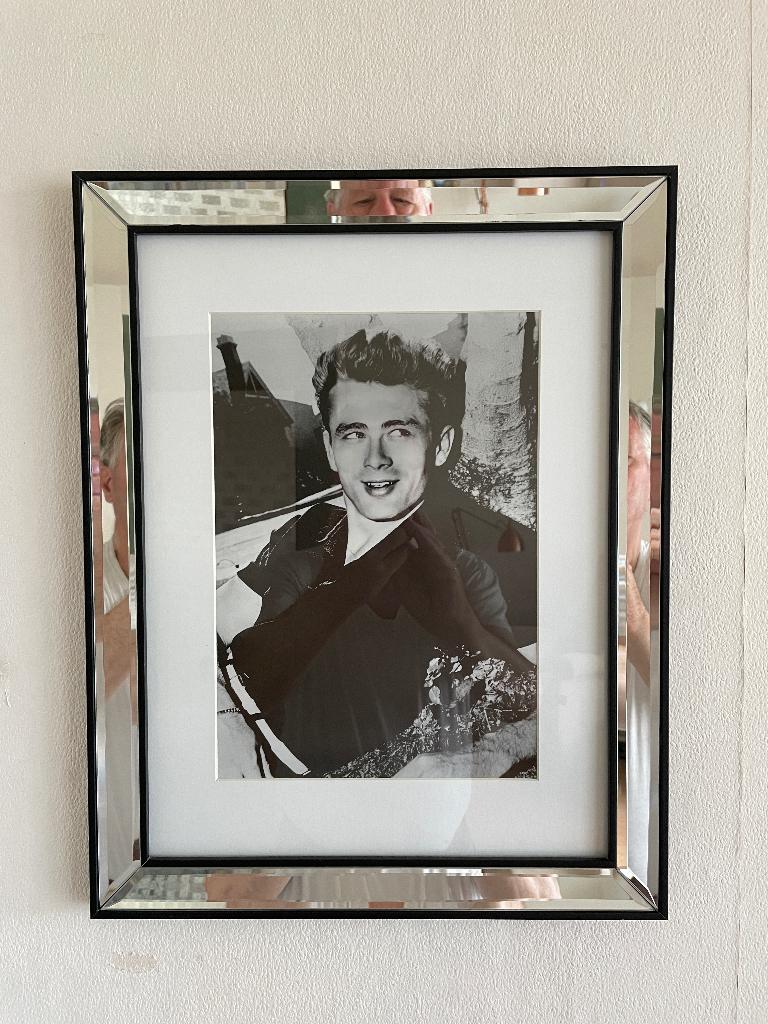 Zwart-wit foto van James Dean in spiegellijst, Ophalen of Verzenden, Zo goed als nieuw, Minder dan 50 cm, Foto of Poster