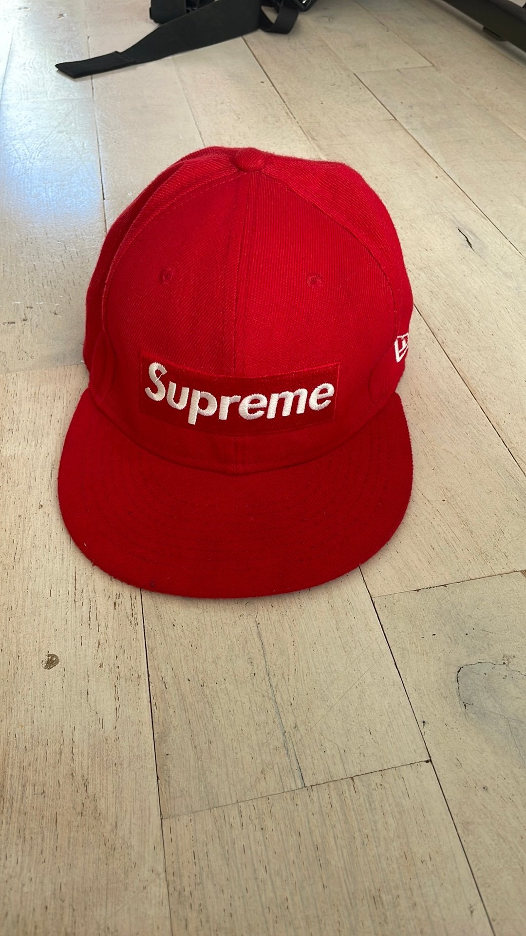 Supreme new era box logo fitted pet, Ophalen of Verzenden, Zo goed als nieuw, 57 cm (M, 7⅛ inch) of minder, Pet