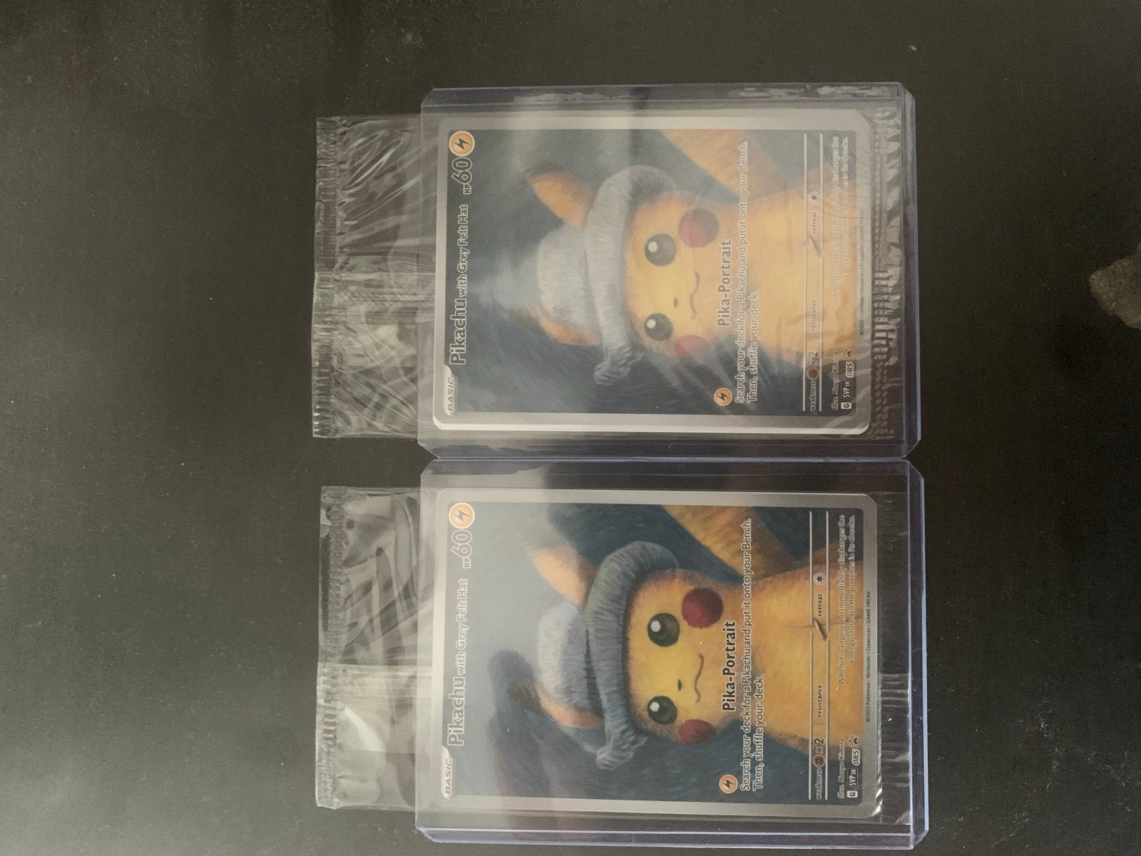 Pikachu met Grijze Vilthoed Pokémon Kaart (2 stuks), Ophalen of Verzenden, Nieuw, Meerdere kaarten