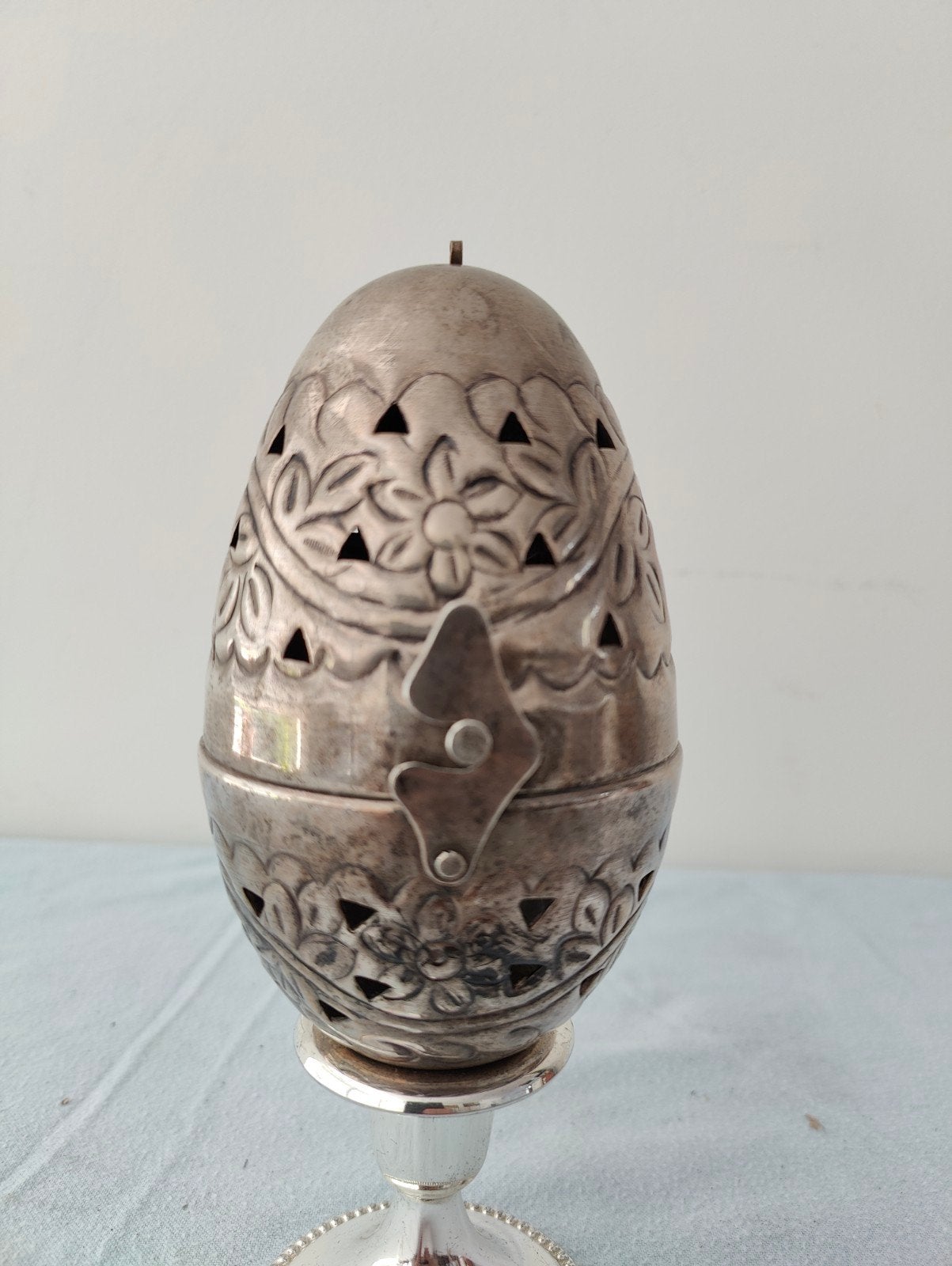 Decoratief Zilverkleurig Ei met Bloemmotief, Ophalen of Verzenden, Zilver