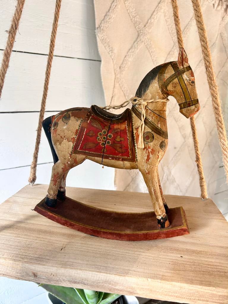 Houten oud paard, Ophalen