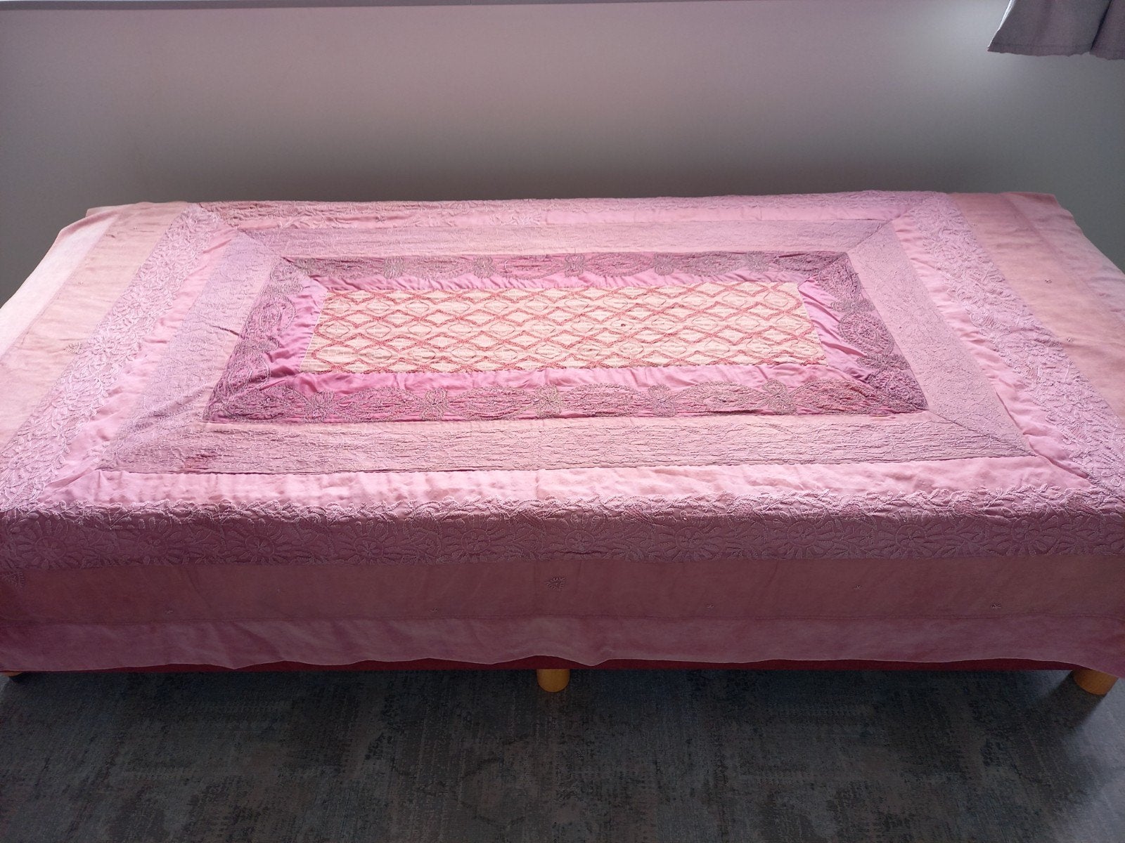 Eenpersoons Sprei - Roze met kleine vlekjes en gaatjes, Ophalen of Verzenden