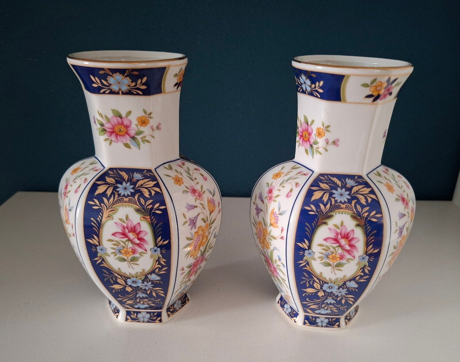 Twee Japanse Imari vaasjes met bloemen, Ophalen of Verzenden