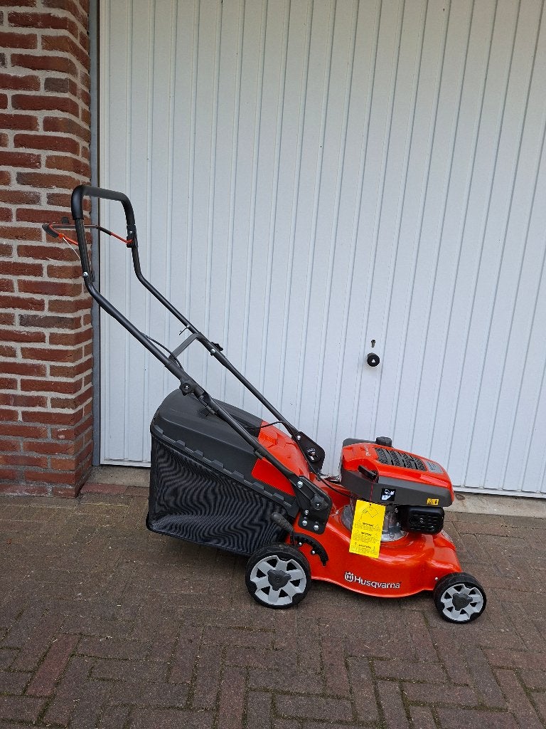 Zo goed als nieuwe Husqvarna LC 140P benzine (1x gebruikt), Tuin en Terras, Grasmaaiers, Ophalen, Cirkelmaaier, Opvangbak, Zo goed als nieuw